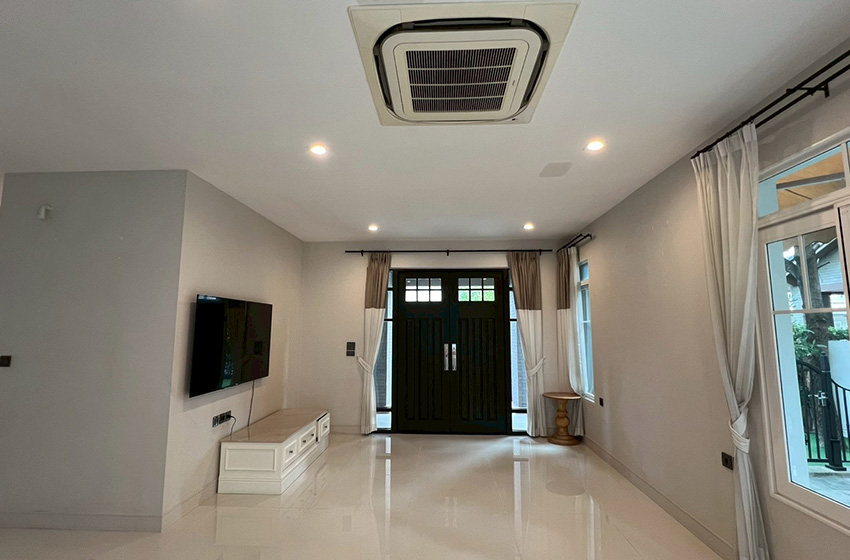 House with Shared Pool in Bangnatrad : Nantawan Bangna Km.7 